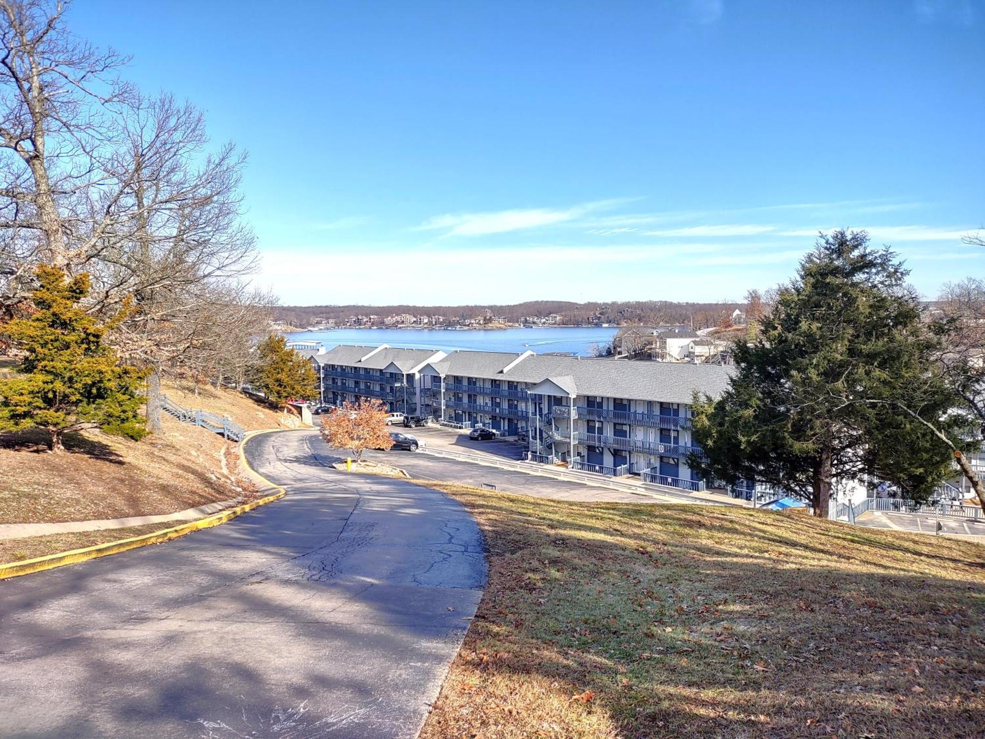 F Lakefront! Remodeled, Sleeps 4, Boat Slip, Patio, Wifi, Cable, Pool Osage Beach Exterior foto