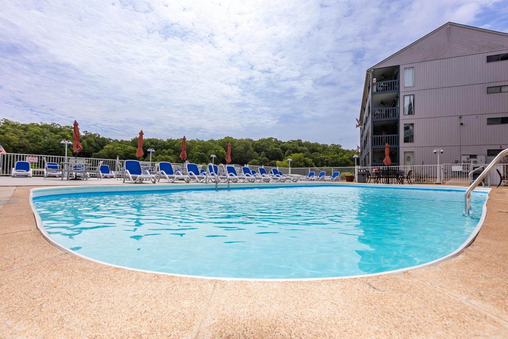 F Lakefront! Remodeled, Sleeps 4, Boat Slip, Patio, Wifi, Cable, Pool Osage Beach Exterior foto