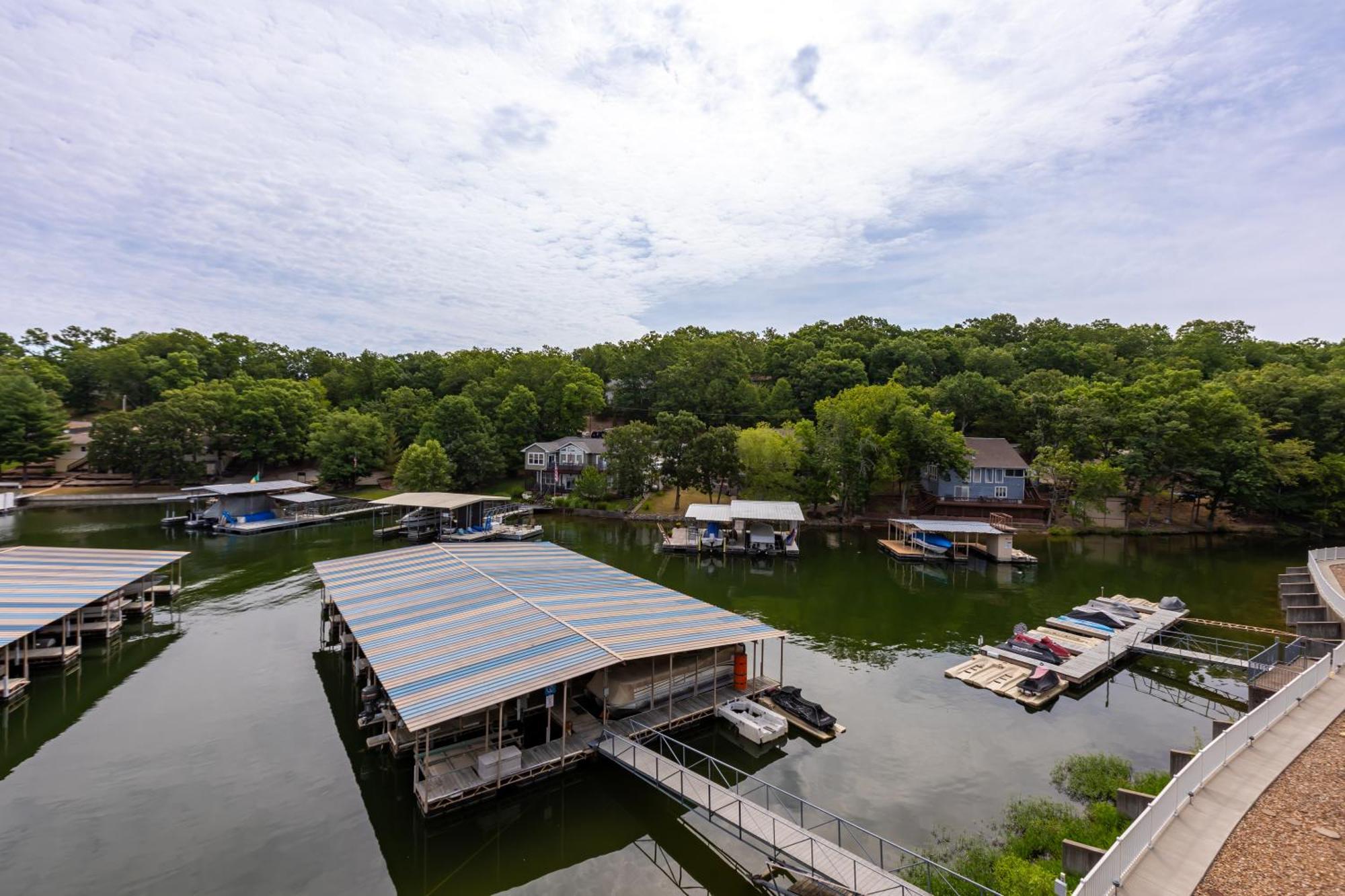 F Lakefront! Remodeled, Sleeps 4, Boat Slip, Patio, Wifi, Cable, Pool Osage Beach Exterior foto