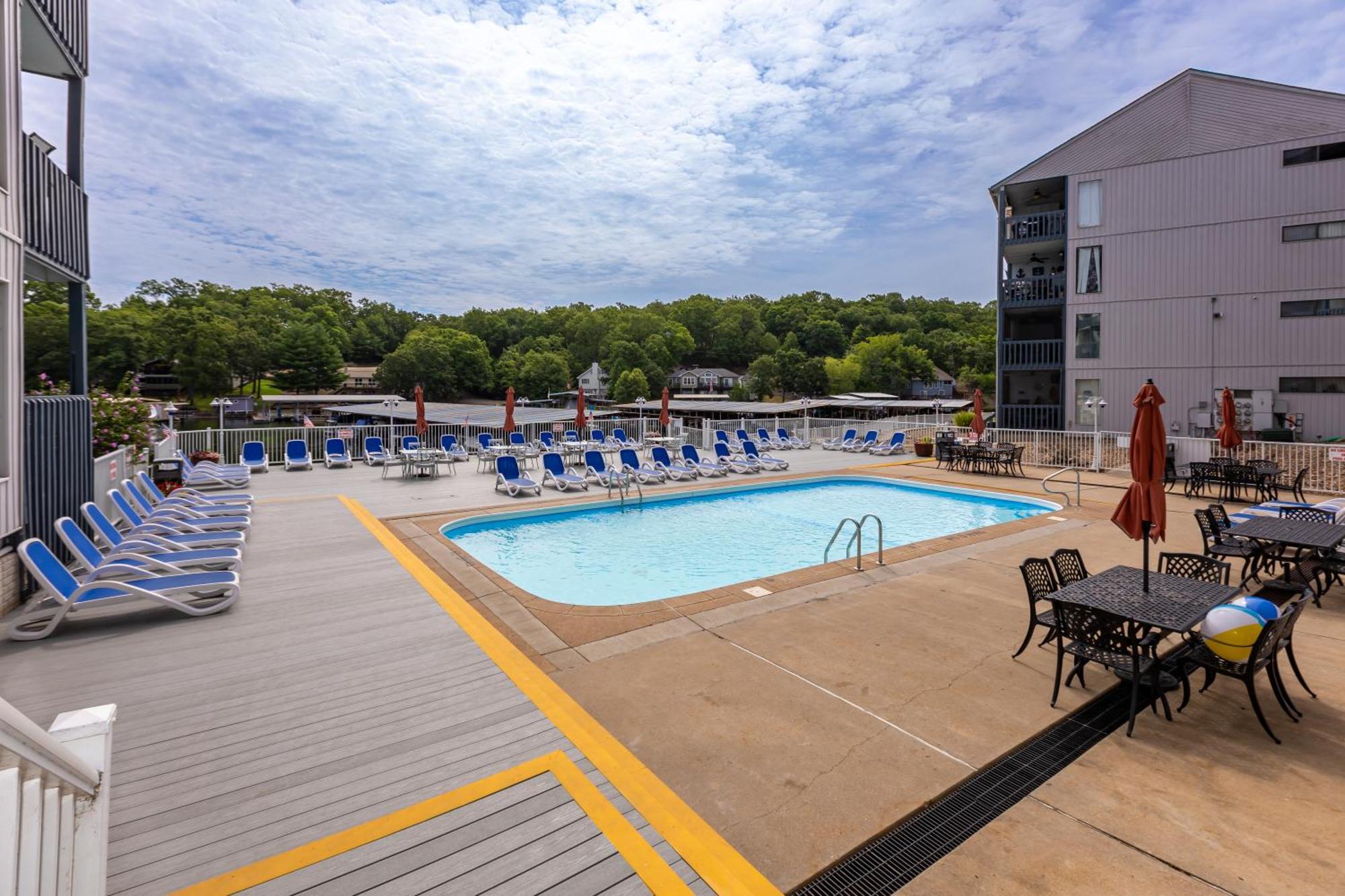 F Lakefront! Remodeled, Sleeps 4, Boat Slip, Patio, Wifi, Cable, Pool Osage Beach Exterior foto