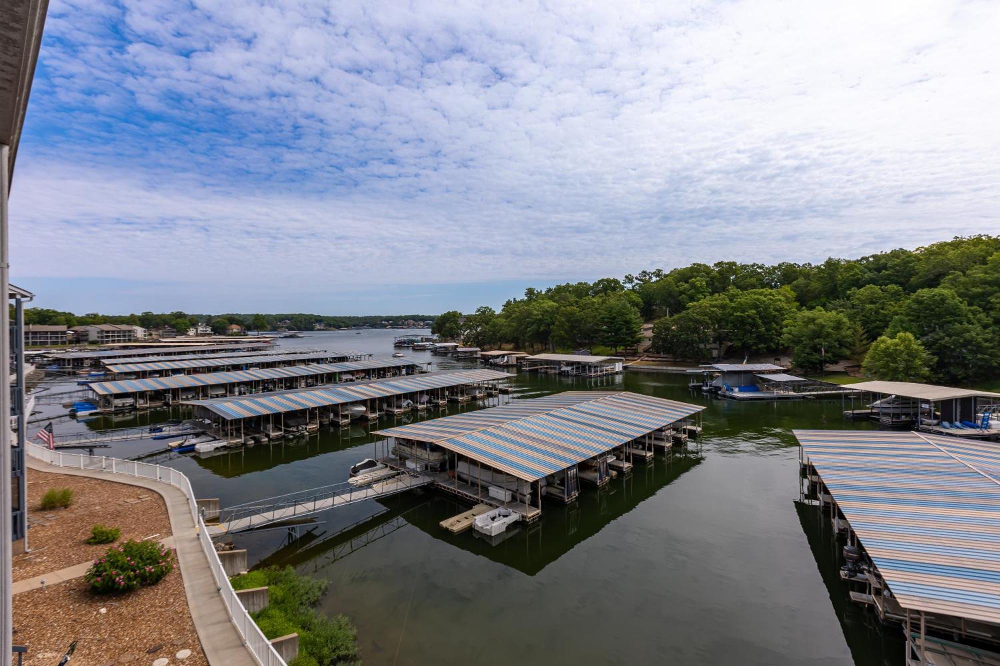 F Lakefront! Remodeled, Sleeps 4, Boat Slip, Patio, Wifi, Cable, Pool Osage Beach Exterior foto