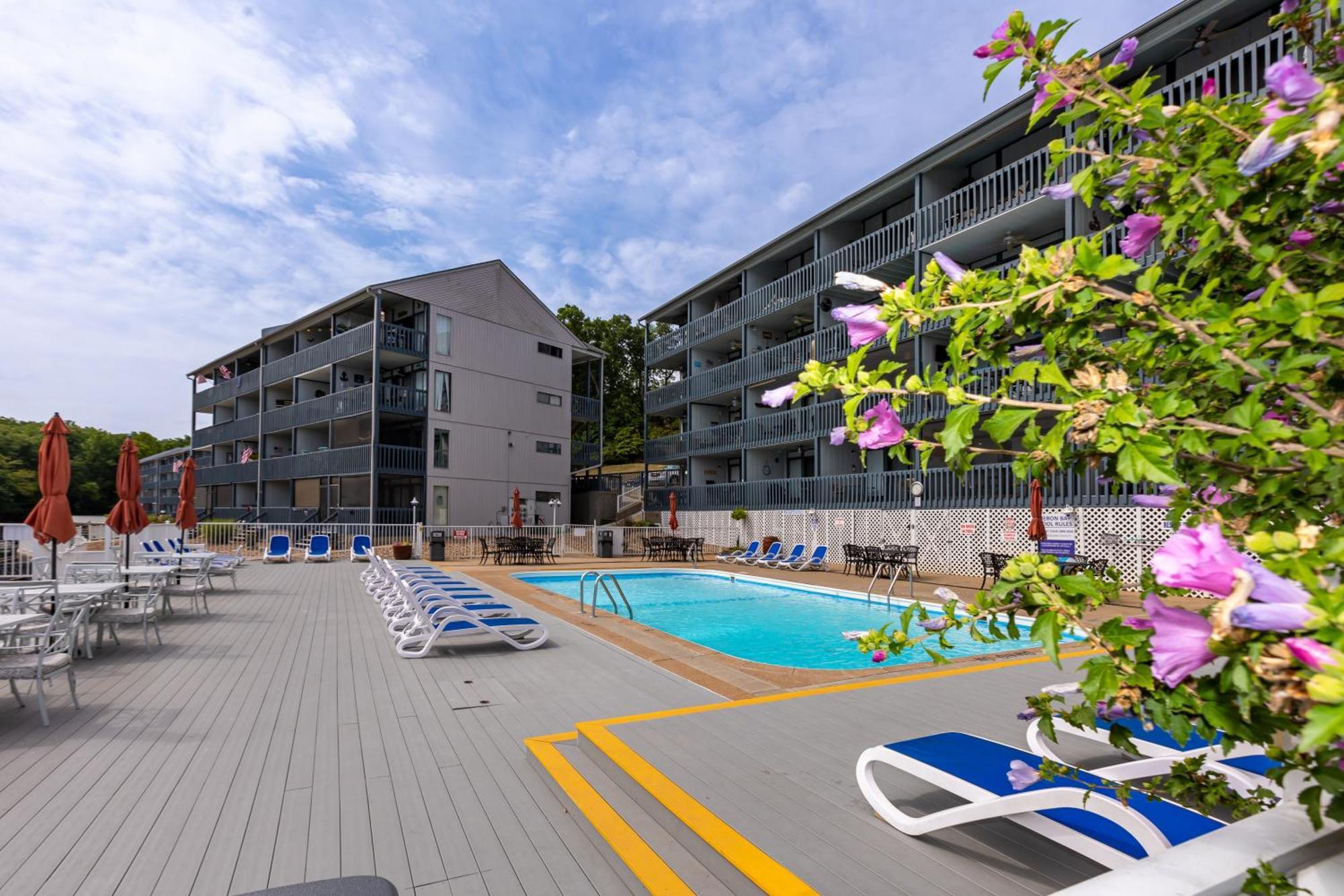 F Lakefront! Remodeled, Sleeps 4, Boat Slip, Patio, Wifi, Cable, Pool Osage Beach Exterior foto