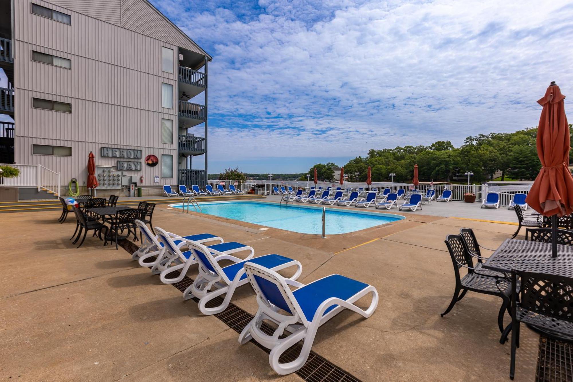 F Lakefront! Remodeled, Sleeps 4, Boat Slip, Patio, Wifi, Cable, Pool Osage Beach Exterior foto