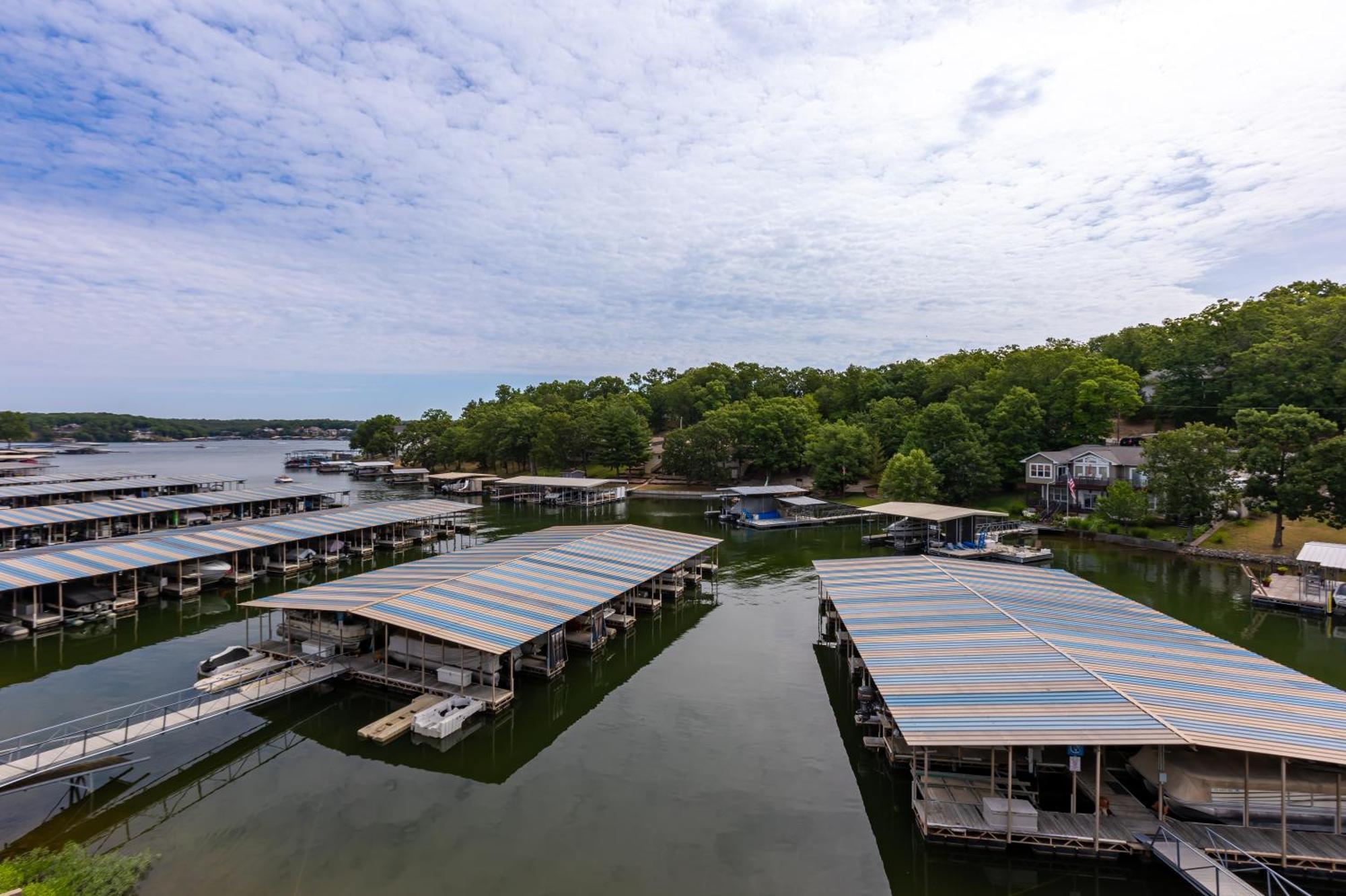 F Lakefront! Remodeled, Sleeps 4, Boat Slip, Patio, Wifi, Cable, Pool Osage Beach Exterior foto