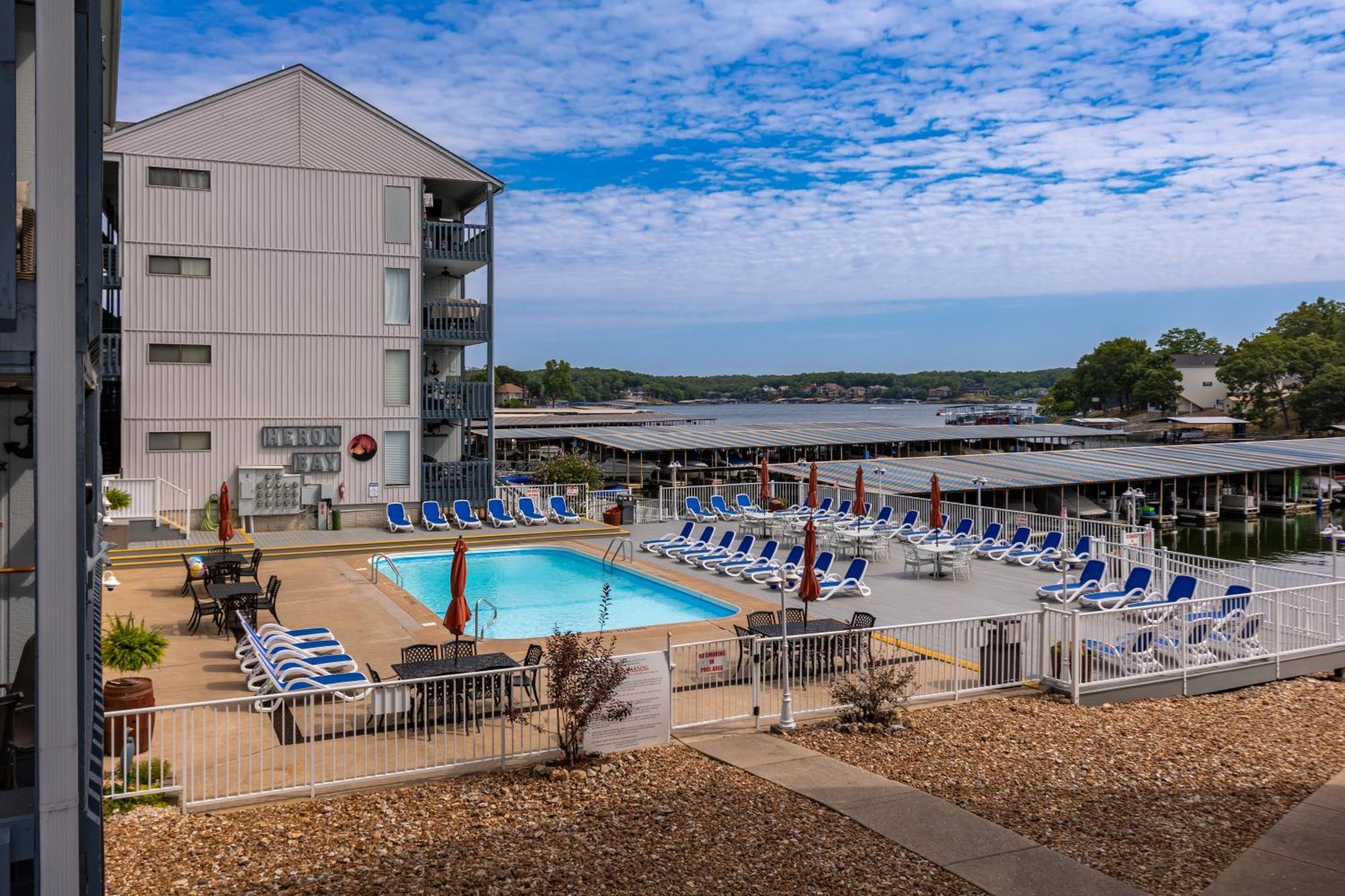 F Lakefront! Remodeled, Sleeps 4, Boat Slip, Patio, Wifi, Cable, Pool Osage Beach Exterior foto
